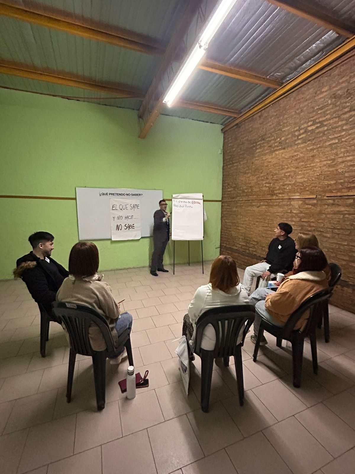 Nahuel Morath facilitando una dinámica grupal en Creesiendo 6