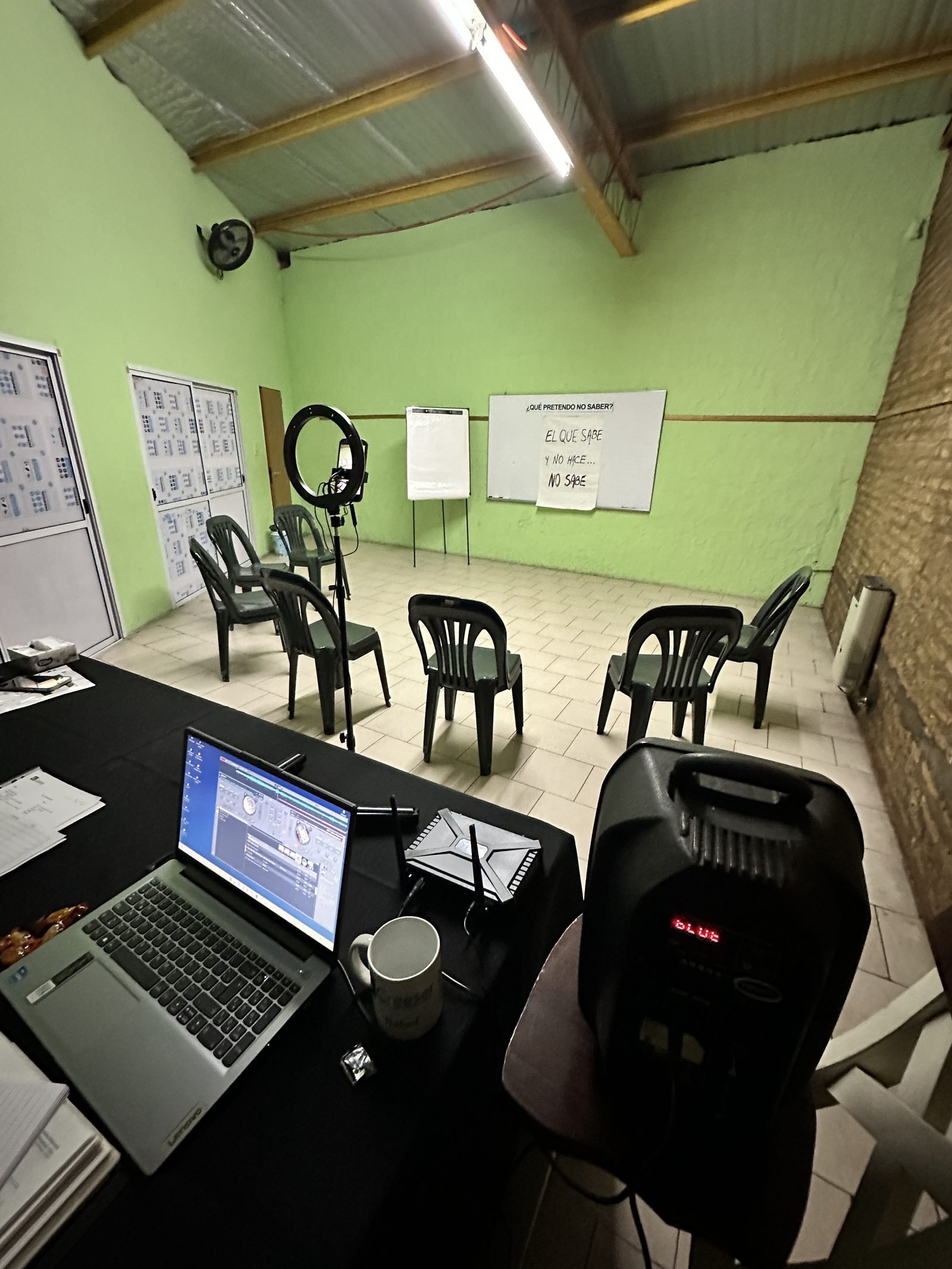 Sala preparada antes de comenzar una dinámica de Creesiendo 6
