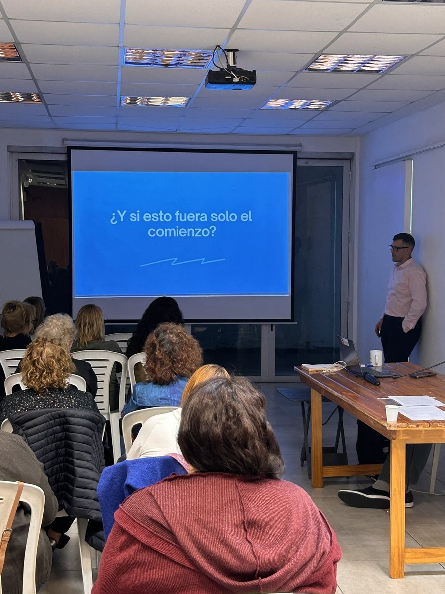 Participantes atentos durante un taller Creeser