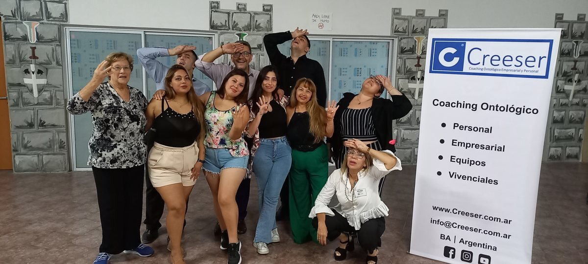 Grupo de participantes celebrando al cierre de un taller