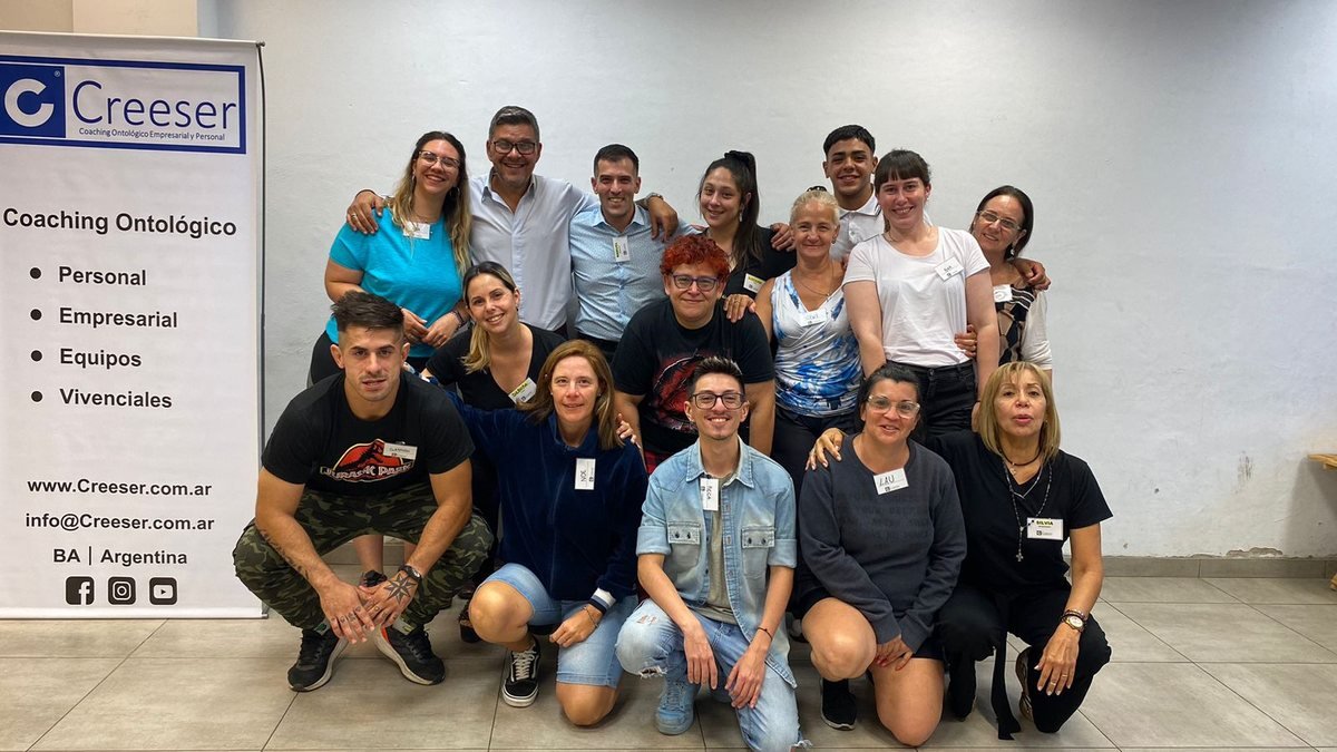 Grupo de participantes de un entrenamiento Creeser